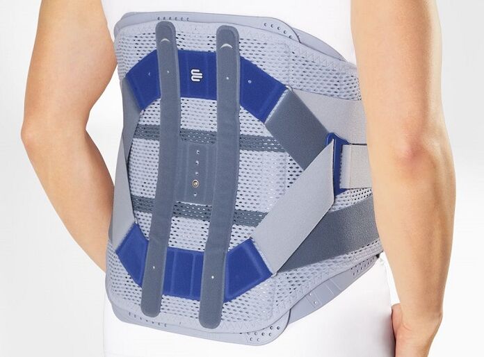 purtând un corset după tratamentul chirurgical al osteocondrozei lombare