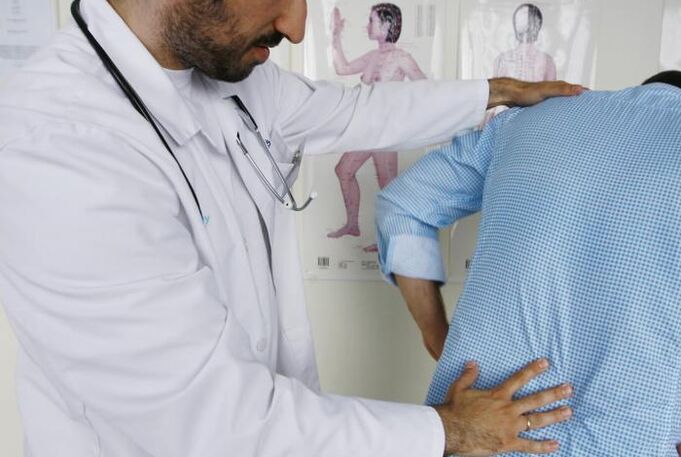 Doctor care examinează un pacient cu dureri de spate în regiunea lombară