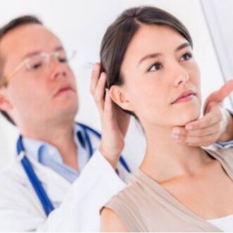 Neurologul examinează un pacient care are dureri de gât